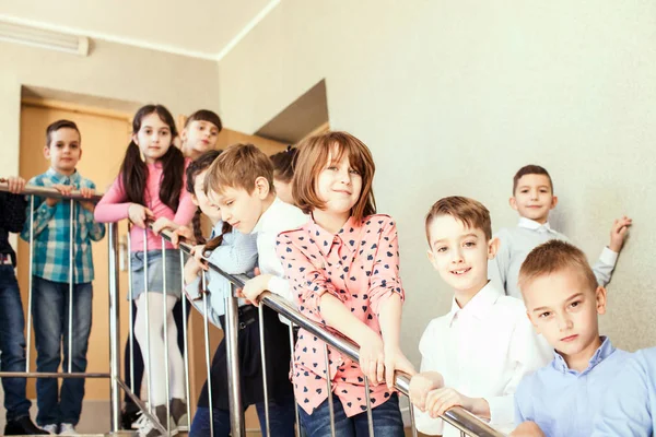 Ученики, стоящие на лестнице — стоковое фото