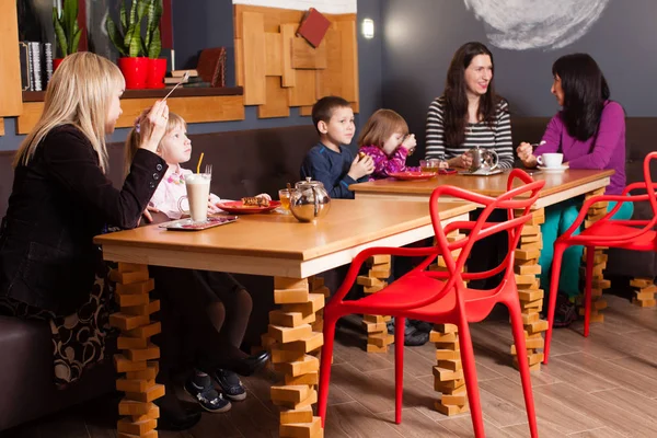 Donne e bambini che bevono qualcosa — Foto Stock