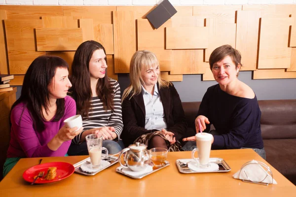 Reunión informal amigos en la cafetería — Foto de Stock