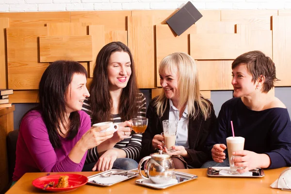 Reunión informal amigos en la cafetería — Foto de Stock