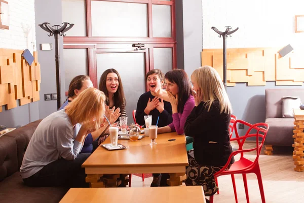 Mujeres en la cafetería — Foto de Stock