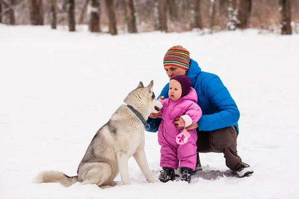 Padre y bebé con perro —  Fotos de Stock