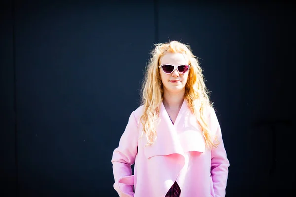 La muchacha en el abrigo a la moda rosa — Foto de Stock