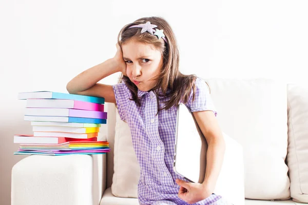 Moe en gefrustreerd schoolmeisje — Stockfoto