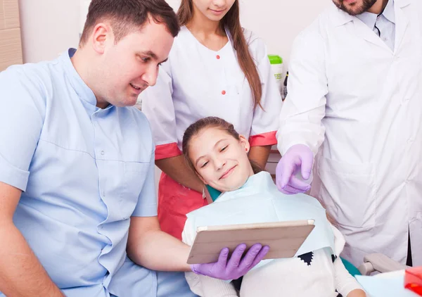 Підліток у стоматологічній клініці — стокове фото