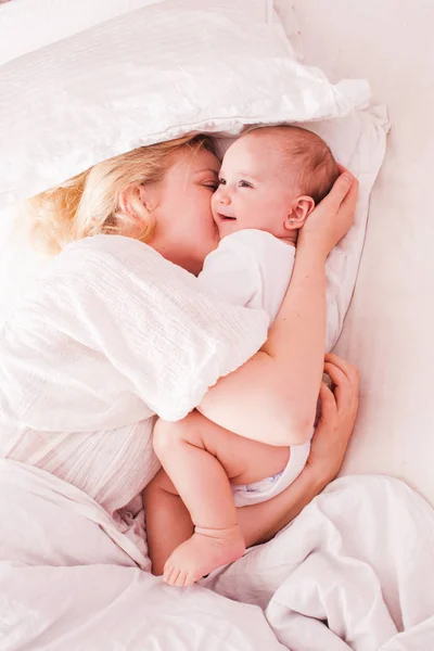Mom and baby enjoy morning — Stock Photo, Image