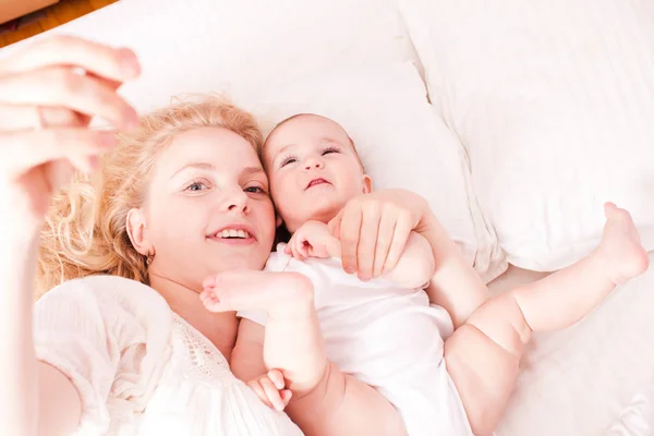 Mom and baby enjoy morning — Stock Photo, Image