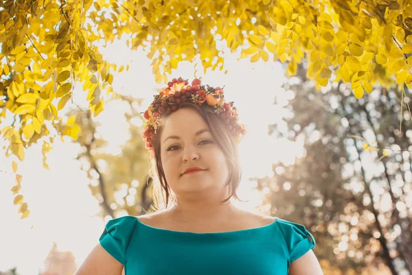 Femme avec couronne d'automne — Photo