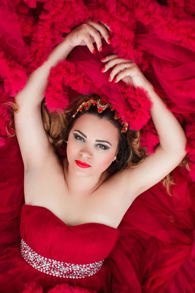 Mujer en vestido nublado rojo — Foto de Stock