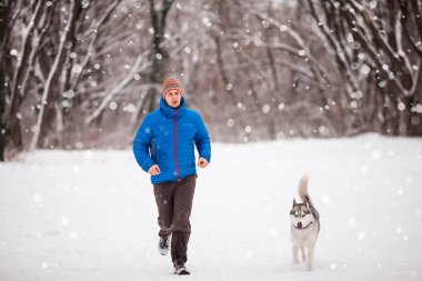 Adam ile karlı kış Park'ta husky köpek