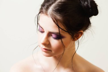 Genç bir kız için modaya uygun makyaj