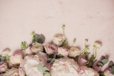 Beyaz çiçekler kenarlık