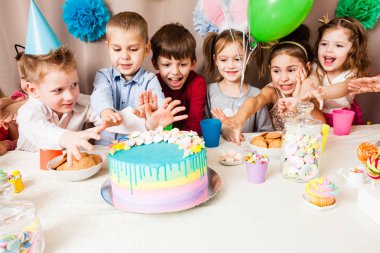 renkli doğum günü pastası