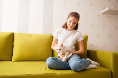 kedi kız hugs--dan geliyor