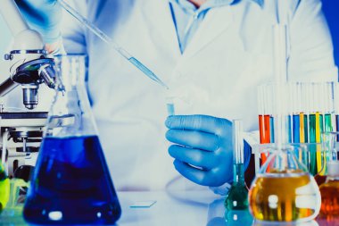 Kimya laboratuvarında bilim adamı.