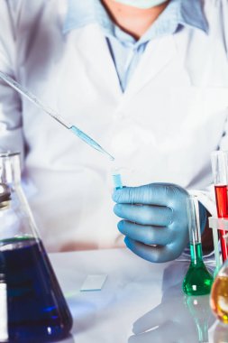 Kimya laboratuvarında bilim adamı.