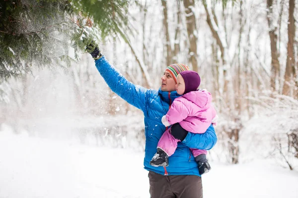 冬の雪の日の父と娘の屋外 — ストック写真