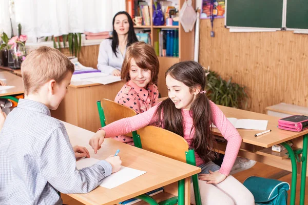 Chica de la escuela explicando a su compañero —  Fotos de Stock