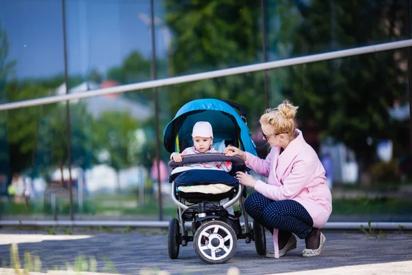 Modieuze moeder met baby — Stockfoto