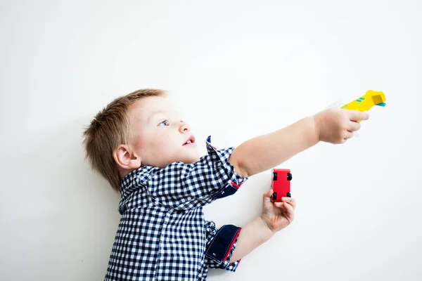 Chlapec hraje — Stock fotografie
