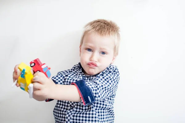 Lilla pojken leker — Stockfoto