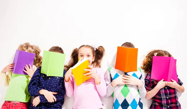 Les enfants mignons avec des livres — Photo