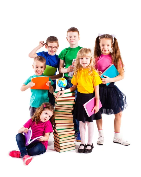 De kinderen zijn ook geïnteresseerd in boeken — Stockfoto
