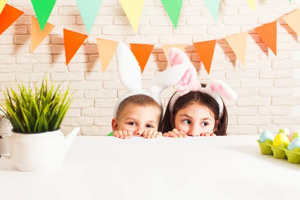 Die Kinder warten auf Ostern — Stockfoto