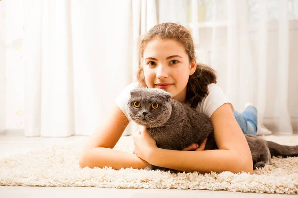 Das Mädchen umarmt ihre Katze — Stockfoto