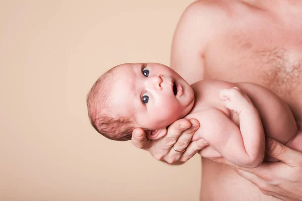 Pasgeboren babymeisje — Stockfoto