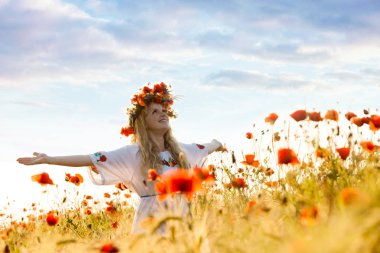 Haşhaş tarlasında bir kız