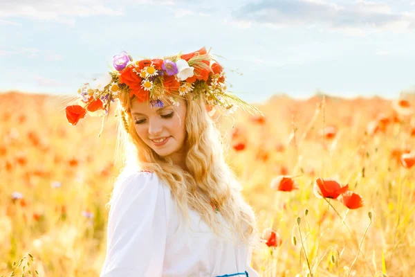 Ragazza in un campo di papavero — Foto Stock