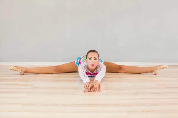 La femme pratique des compétences extensibles — Photo