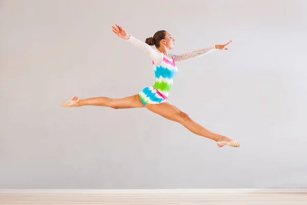 Vliegende gymnast vrouw — Stockfoto