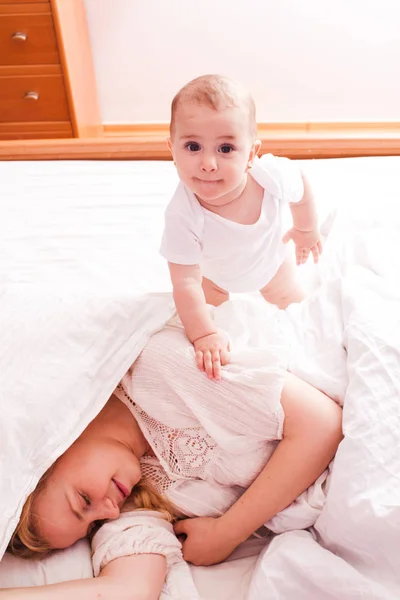 Bebé despierta somnolienta mamá — Foto de Stock