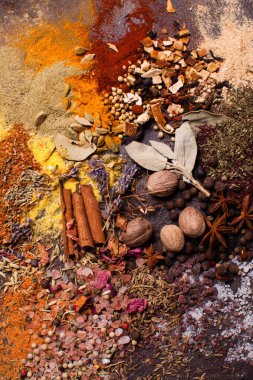 Düz yatıyordu baharatlı çerçeve