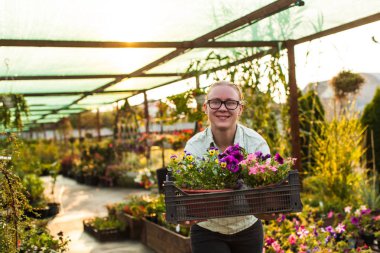 Üretim tesisi ile mutlu bahçıvan