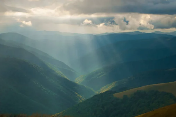 계곡 위에 태양 광선 — 스톡 사진