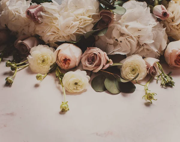 Vita blommor gränsen — Stockfoto