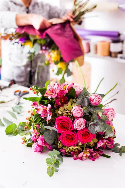 Finished bouquets on the table — Stock Photo, Image