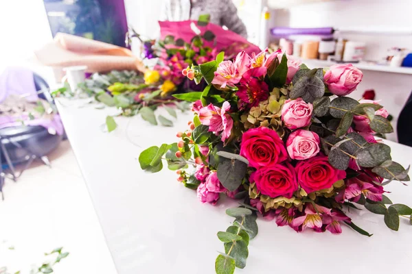 Finished bouquets on the table — Stock Photo, Image