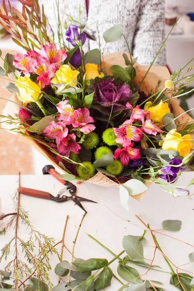 Florist making a bouquet — Stock Photo, Image