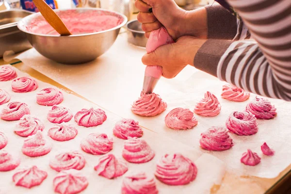 Home cozinhar marshmallow — Fotografia de Stock