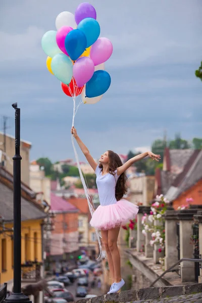 Menina com balões de látex coloridos — Fotografia de Stock