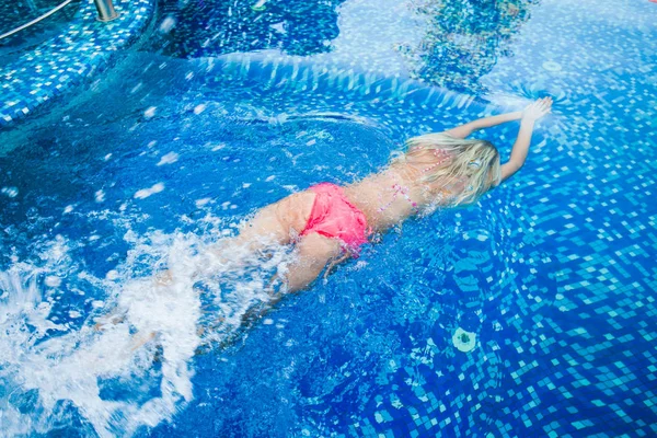 Mujer joven en la piscina — Foto de Stock