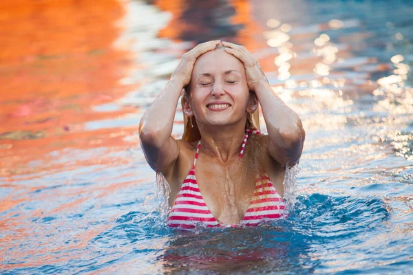 Woman dives in the swimming pool — Stock Photo, Image