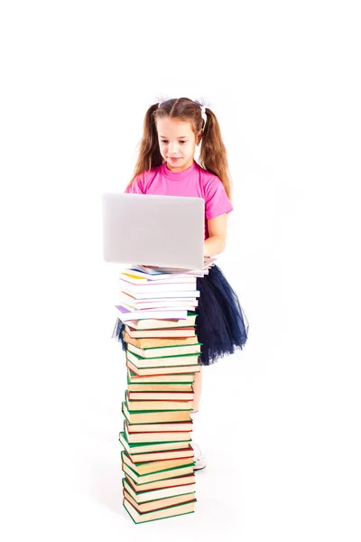 Nettes Mädchen mit Notizbuch auf Büchern — Stockfoto