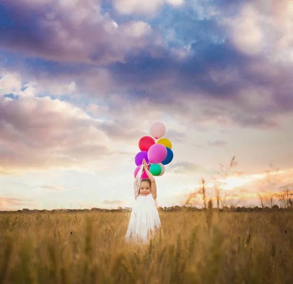 Menina segura balões — Fotografia de Stock