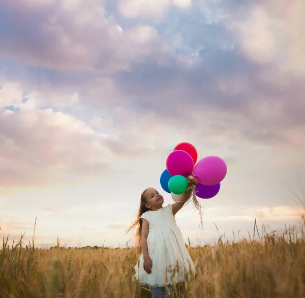 Girl holds balloons — Stock Photo, Image