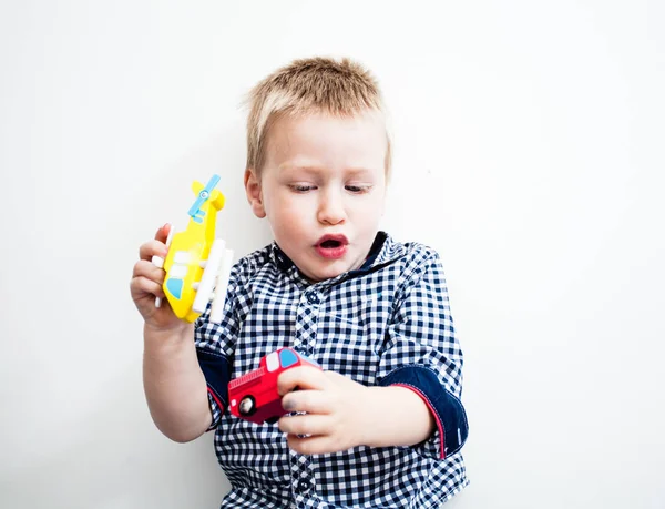 Мальчик лежит на полу с игрушками — стоковое фото